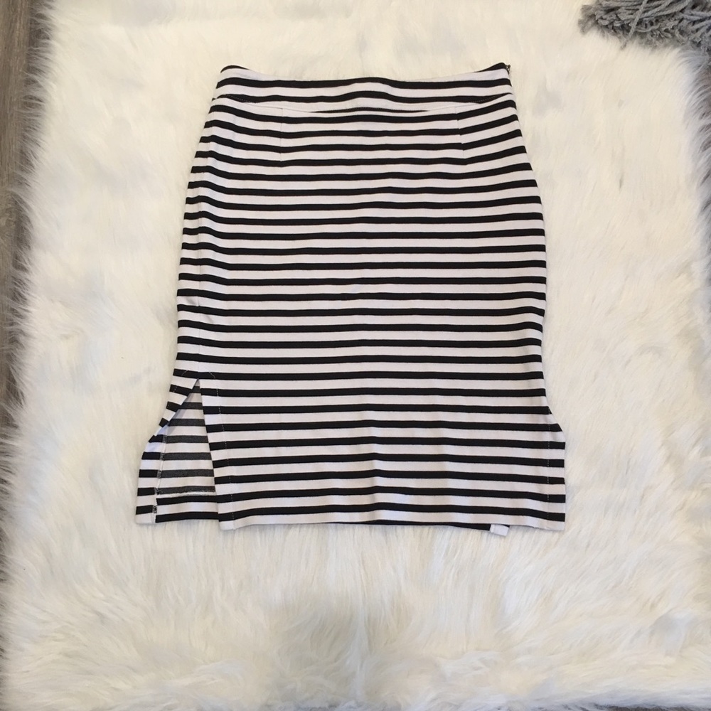 Banana Republic Black & White Stripped Skirt SZ: 4